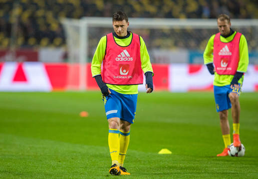 Sveriges Victor Nilsson Lindelöf och Ola Toivonen före