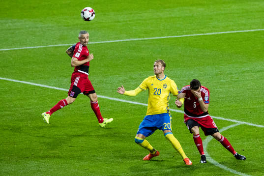 Sveriges Ola Toivonen och Luxemburgs Chris Philipps
