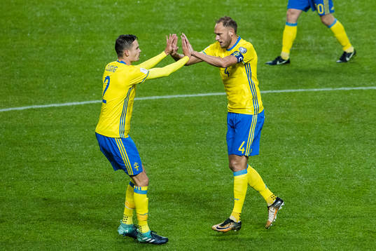 Sveriges Mikael Lustig och Andreas Granqvist jublar