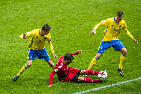 Sveriges Mikael Lustig och Viktor Claessoni kamp om bollen