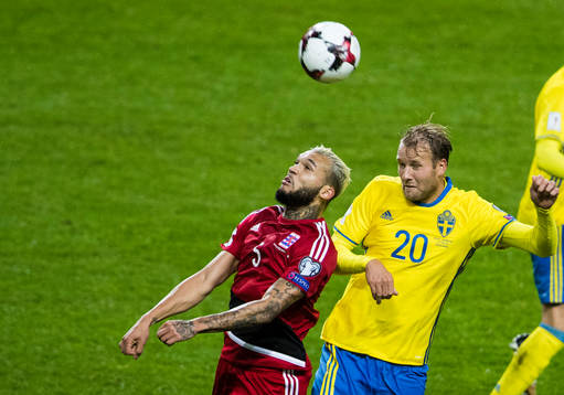 Luxemburgs Dwayn Holter i en nickduell med Sveriges Ola