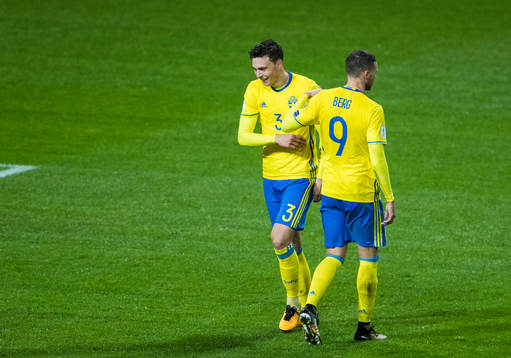 Sveriges Victor Nilsson Lindelöf och Marcus Berg jublar