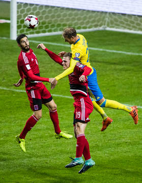 Sveriges Ola Toivonen i en nickduell med Luxemburgs Mathias