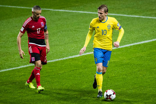 Luxemburgs Mario Mutsch och Sveriges Emil Forsberg