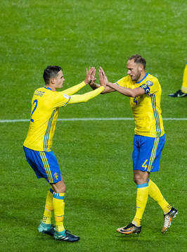 Sveriges Mikael Lustig och Andreas Granqvist jublar