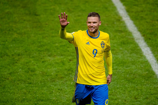 Sveriges Marcus Berg lämnar planen