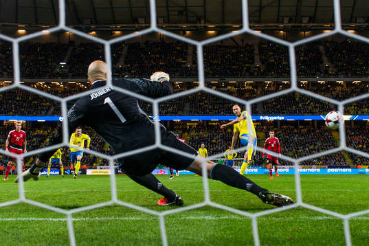 Sveriges Andreas Granqvist gör 1-0 på straff bakom