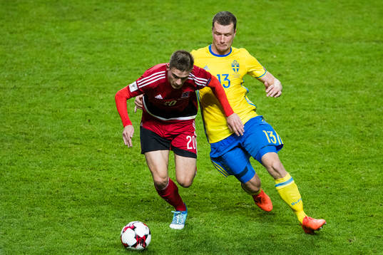 Luxemburgs David Turpel i kamp om bollen med Jakob Johansson