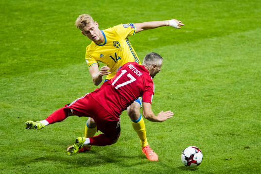 Sveriges Filip Helander i kamp om bollen med Mario Mutsch