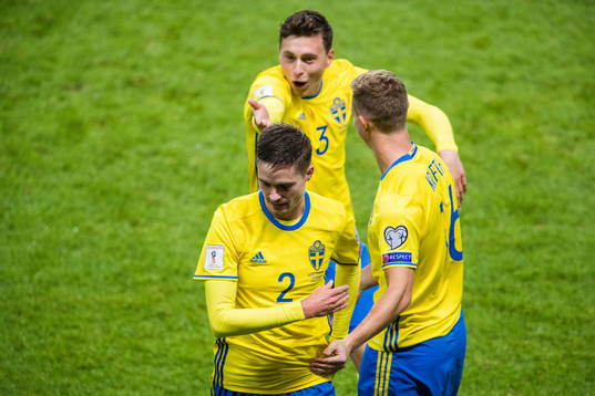Sveriges Victor Nilsson Lindelöf och Emil Krafth jublar