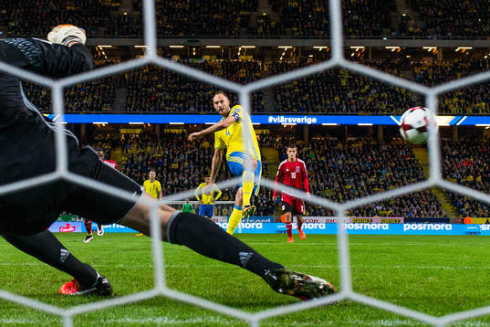 Sveriges Andreas Granqvist gör 1-0 på straff bakom