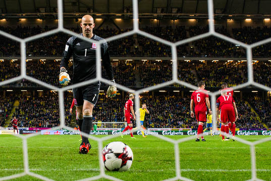 Luxemburgs målvakt Jonathan Joubert deppar