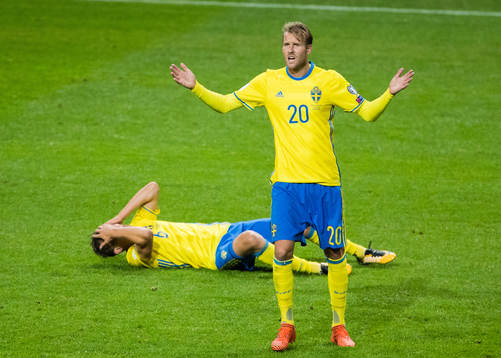 Sveriges Ludwig Augustinsson tar sig för huvudet och
