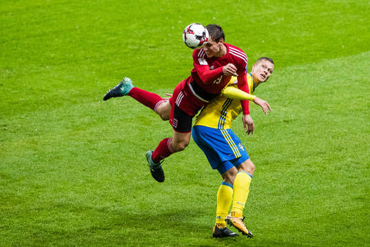 Luxemburgs Mathias Jänisch i en nickduell med Sveriges