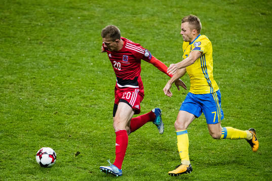 Luxemburgs David Turpel jagas av Sveriges Sebastian Larsson