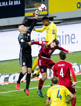 Sveriges Isaac Kiese Thelin i en nickduell med målvakt
