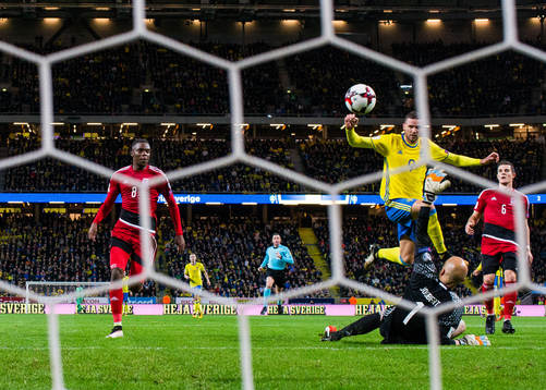 Sveriges Marcus Berg utmanar Luxemburgs målvakt Jonathan