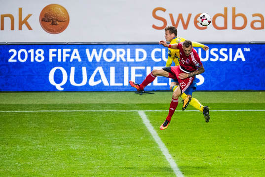 Sveriges Viktor Claesson i en nickduell med Luxemburgs