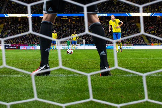 Sveriges Andreas Granqvist gör sig redo för att slå en
