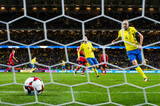 Sveriges Andreas Granqvist springer fram för att hämta