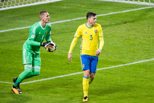 Sveriges målvakt Robin Olsen och Victor Nilsson Lindelöf