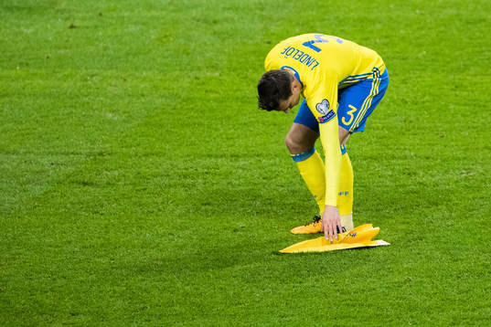 Sveriges Victor Nilsson Lindelöf plockar upp ett