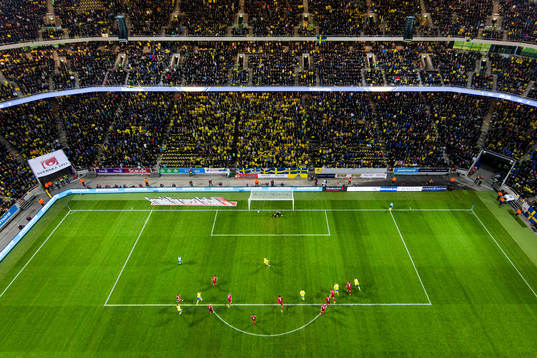 Sveriges Andreas Granqvist gör 1-0 på straff bakom