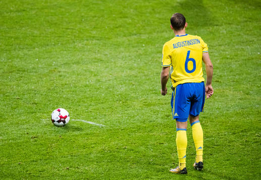 Sveriges Ludwig Augustinsson gör sig redo för att slå en