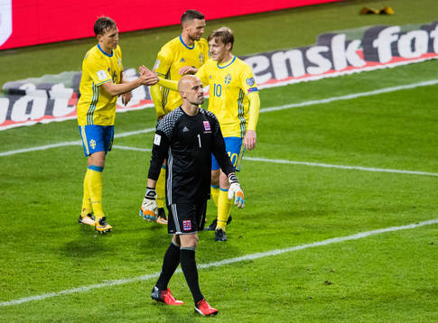 Luxemburgs målvakt Jonathan Joubert deppar medan Sveriges