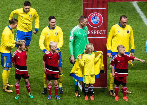 Sveriges målvakt Robin Olsen har gett sin överdragströja