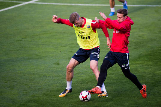 Aelxander Sørloth and Stefan Johansen of Norway