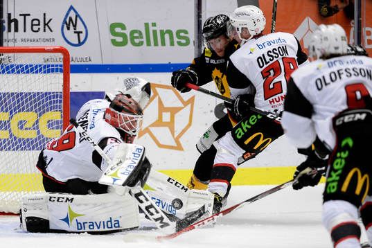 Malmö Redhawks målvakt Oscar Alsenfelt räddar ett skott