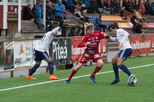 Piteås Gustav Nordhunder fotbollsmatchen i Division 2