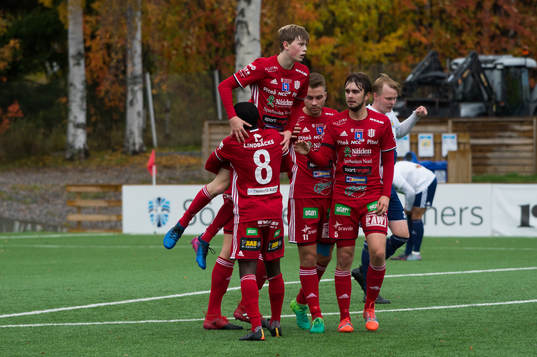 Piteås Gustav Nordh jublar med lagkamrater