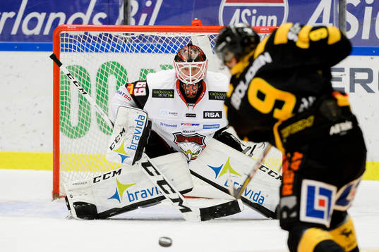 Skellefteås Tim Söderlund och Malmö Redhawks målvakt