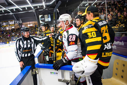 Malmö Redhawks Jens Olsson knuffas in i Skellefteås bås