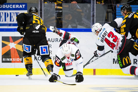 Malmö Redhawks Erik Forssell och Nichlas Hardt faller