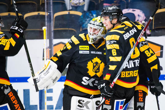 Skellefteås målvakt Joni Ortio, Filip Berglund och