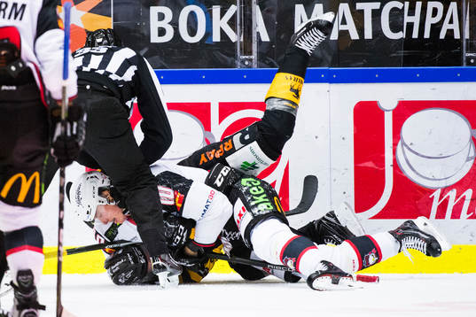 Malmö Redhawks Robin Alvarez och Skellefteås Emil Djuse i