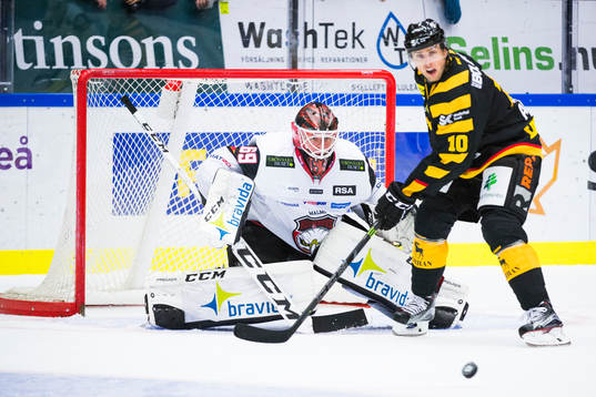 Skellefteås Joakim Lindström framför Malmö Redhawks
