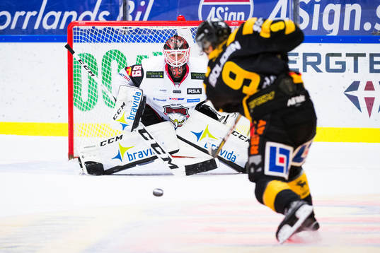 Skellefteås Tim Söderlund skjuter mot Malmö Redhawks