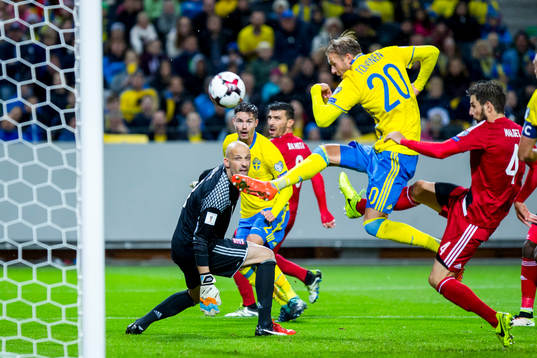Sveriges Ola Toivonen med målchans