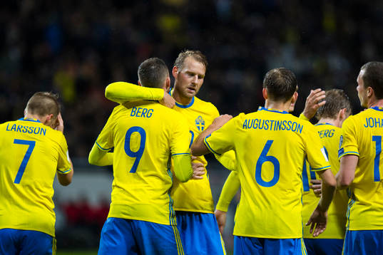 Sveriges Marcus Berg och Ola Toivonen jublar
