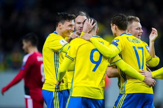 Sveriges Victor Nilsson Lindelöf jublar med Marcus Berg