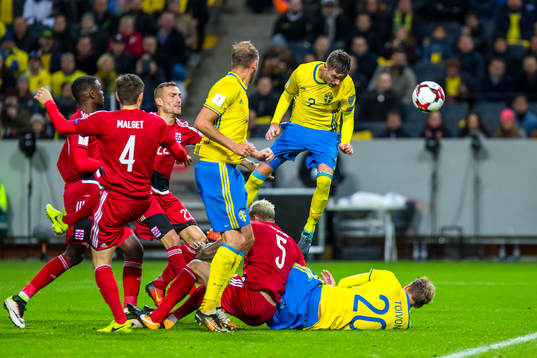 Sveriges Mikael Lustig gör 5-0