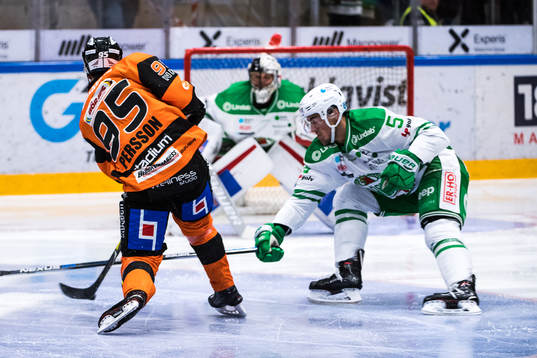 Karlskronas Carl Persson med skott på mål