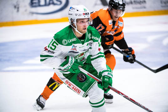 Rögles Simon Ryfors  jagas av Karlskronas Joel Kellman