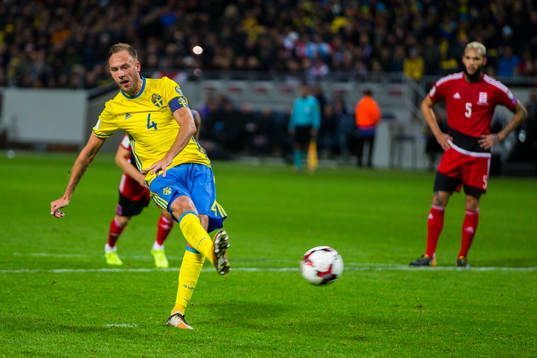 Sveriges Andreas Granqvist gör 6-0 på straff