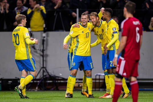 Sveriges Viktor Claesson och Ola Toivonen jublar
