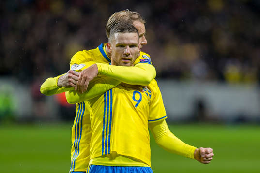 Sveriges Ola Toivonen och Marcus Berg jublar